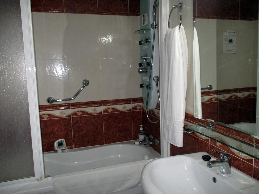 Hotel Gines Exterior photo